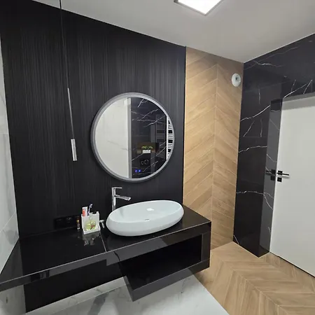 Stone Hill Z Basenem I Widokiem Na Gory Apartmán *